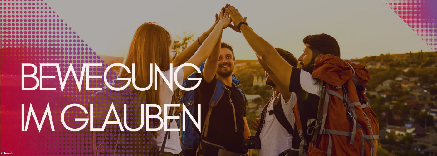 Vier Leute mit Rucksäcken stehen in einem Kreis und fassen sich an den Händen und heben die Hände in die Luft.