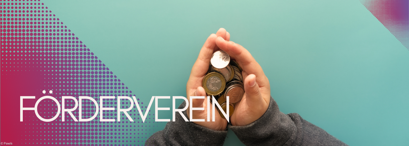 Hände, die Münzen halten vor blauem Hintergrund.