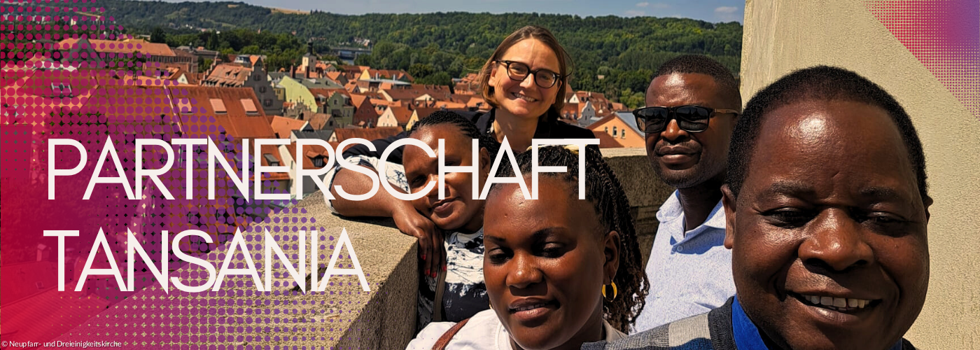 Die Besucher aus Tansania am Turm der Dreieinigkeitskirche