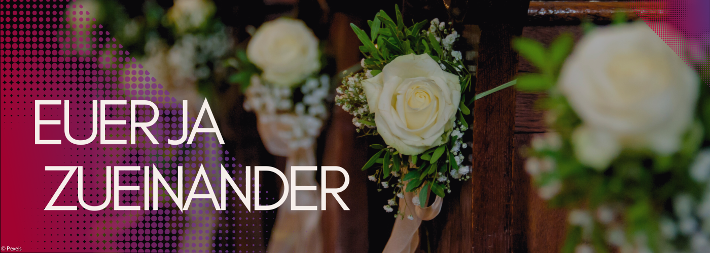 Geschmückte Kirchenbänke