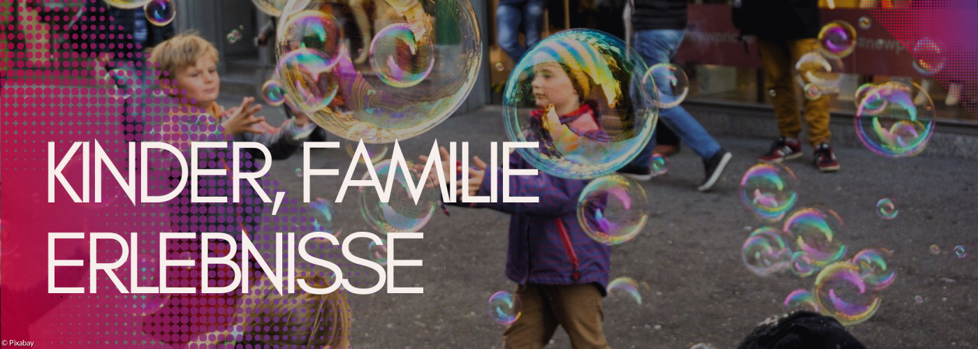 Kinder machen Seifenblasen.