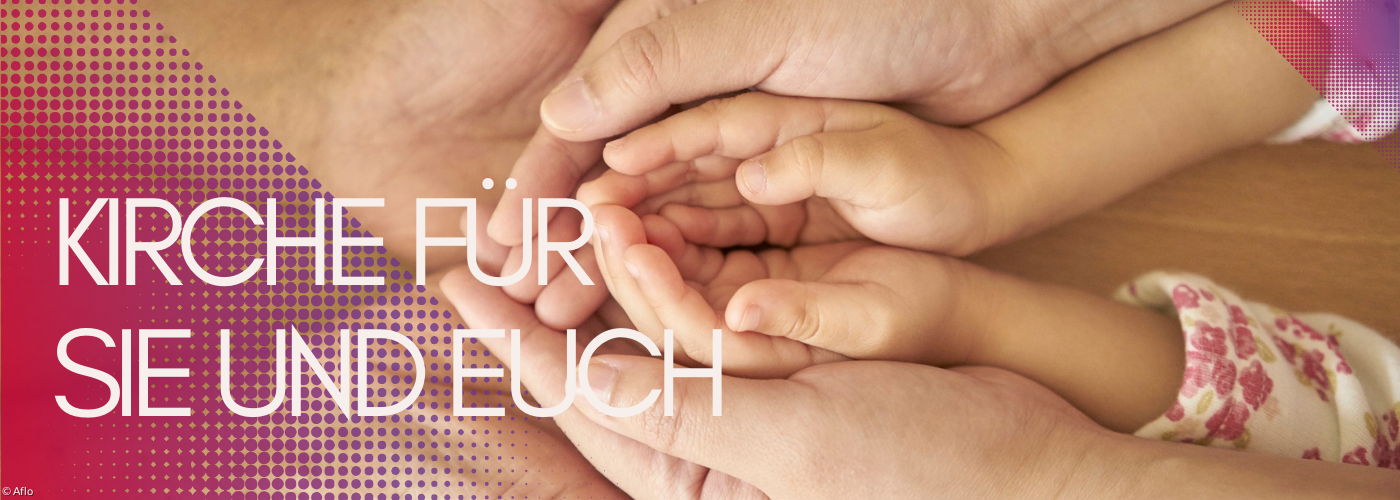 Hände von Erwachsenen und Kindern, die ineinander liegen.