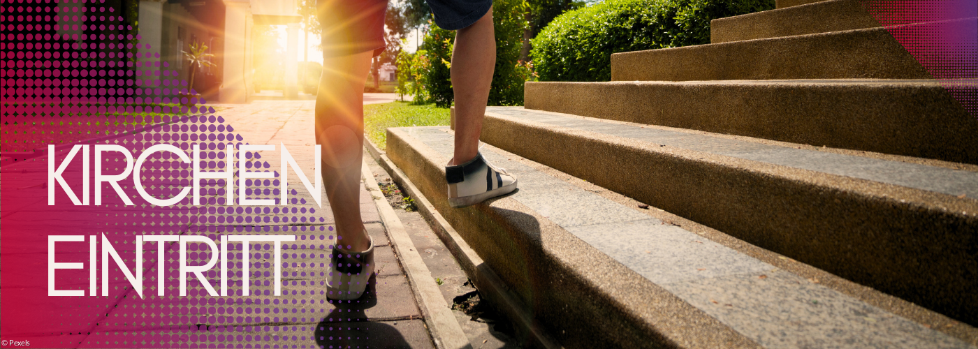 Füße, die gerade den ersten Schritt auf einer Treppe machen im Licht der Aufgehenden Sonne.