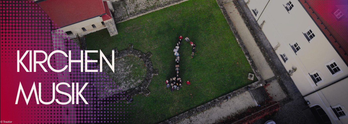 Chor, der sich im Innenhof eines Klosters auf dem Rasen zu einer Note aufgestellt hat.
