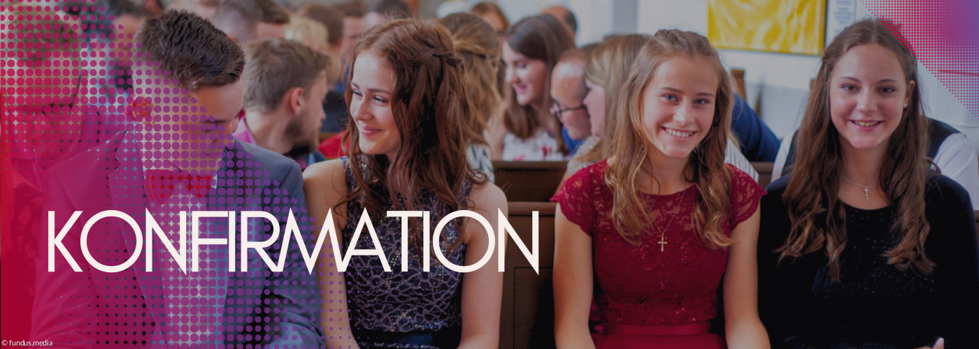 Jugendliche auf der Kirchenbank