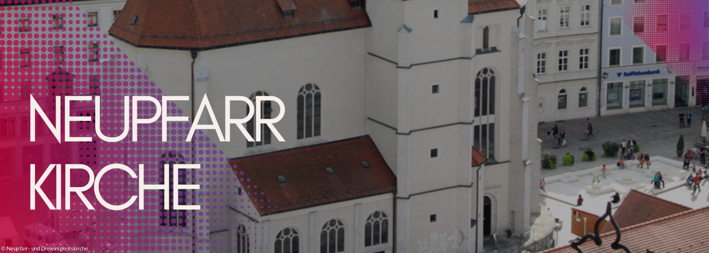Blick von oben auf die Neupfarrkirche mitten auf dem Neupfarrplatz.
