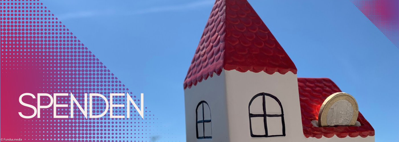 Kirche als Sparschwein aus Porzellan mit Münze