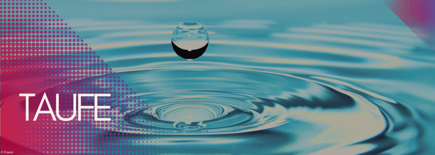 Ein Tropfen, der auf eine Wasserfläche trifft.