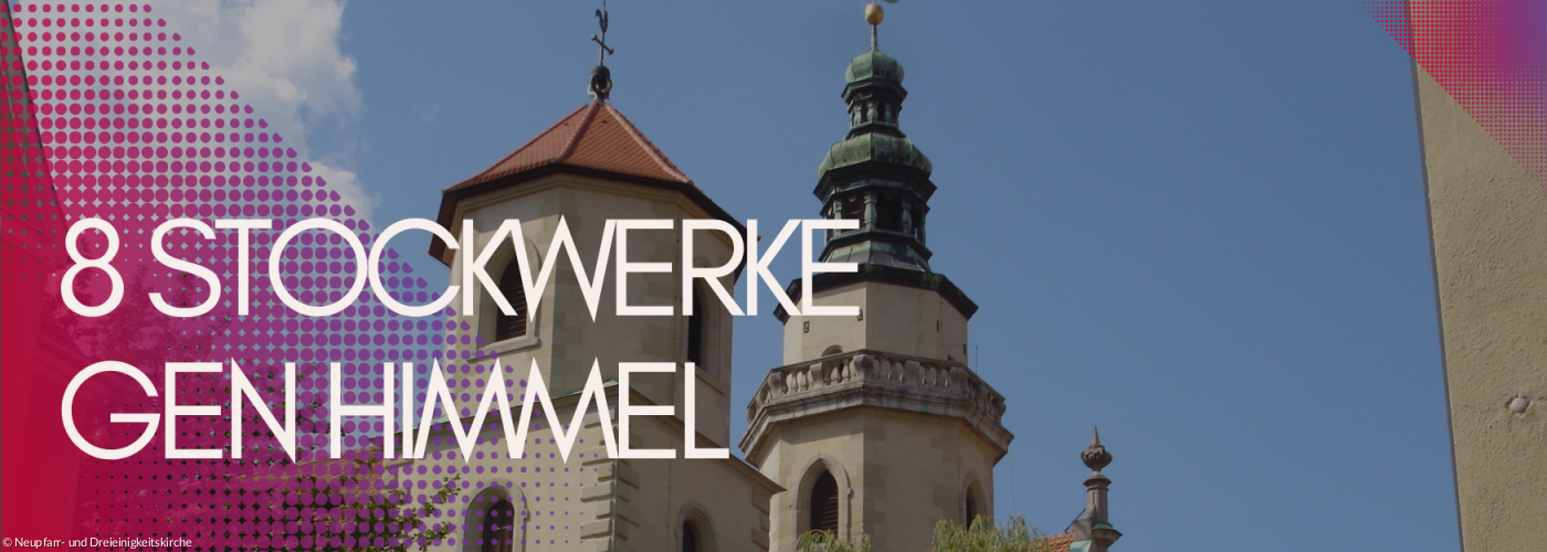 Blick auf die Türme der Dreieinigkeitskirche vor blauem Himmel.