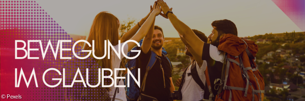 Vier Leute mit Rucksäcken stehen in einem Kreis und fassen sich an den Händen und heben die Hände in die Luft.