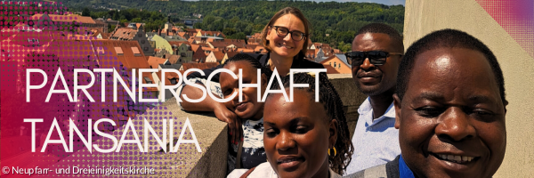 Die Besucher aus Tansania am Turm der Dreieinigkeitskirche