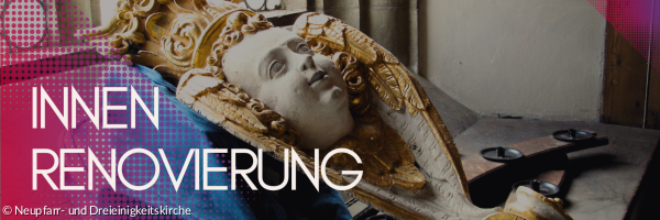 Ein Engelskopf liegt auf einer Plane an einem Fenster. Bereit restauriert zu werden.