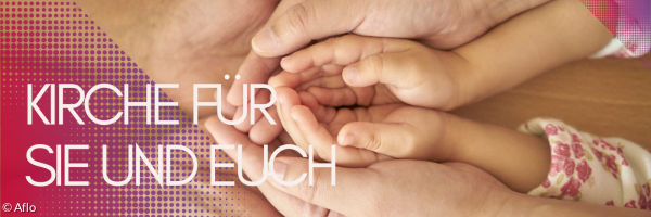 Hände von Erwachsenen und Kindern, die ineinander liegen.