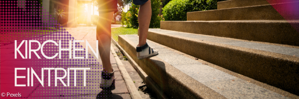 Füße, die gerade den ersten Schritt auf einer Treppe machen im Licht der Aufgehenden Sonne.