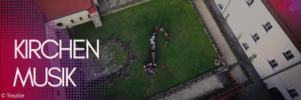 Chor, der sich im Innenhof eines Klosters auf dem Rasen zu einer Note aufgestellt hat.