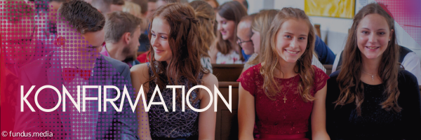 Jugendliche auf der Kirchenbank