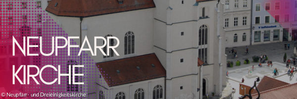 Blick von oben auf die Neupfarrkirche mitten auf dem Neupfarrplatz.