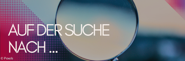 Lupe vor unscharfen Hintergrund.