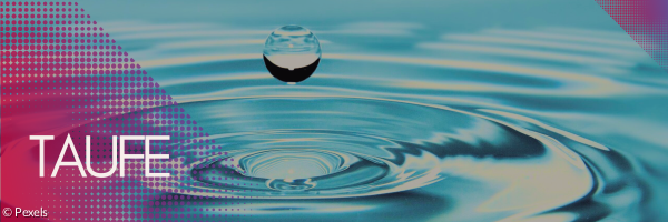 Ein Tropfen, der auf eine Wasserfläche trifft.