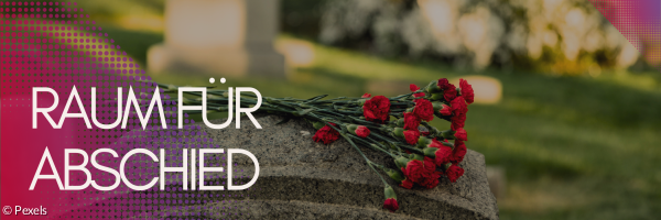 Blick auf einen Grabstein. Auf ihm liegen rote Blumen.