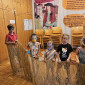 Kinder mit Tiermasken