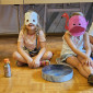 Kinder mit Instrumenten und Tiermasken