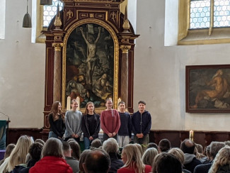 Konfirmanden vor dem Altar der Neupfarrkirche