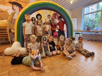 Kinder unter dem Regenbogen