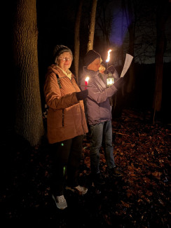 Zwei Menschen mit Kerzen im Wald