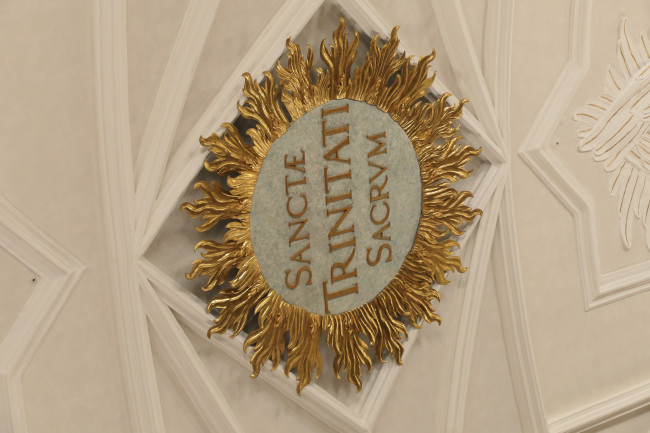Rosette in Form einer Sonne in der Mitte der Decke der Dreieinigkeitskirche aus Stuck.