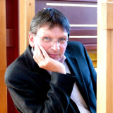 Protrait von Roman Emilus vor der Orgel