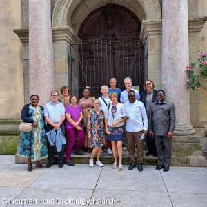 Das Tansania-Team mit den Gästen aus Tansania vor der Dreieinigkeitskirche