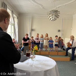 Der Kinderchor begrüßt Familie Glas