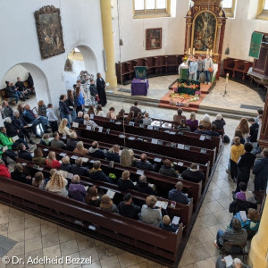 Bis auf den letzten Platz gefüllte Neupfarrkirche.