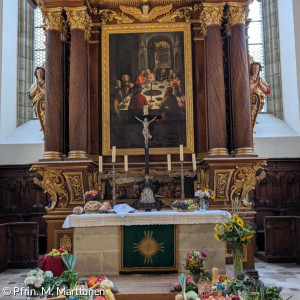 Der Altar mit vielen Gaben