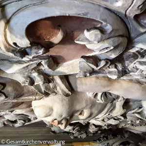 Blick auf ein Ornament an der Decke