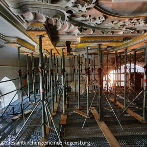 Blick auf die Decke, die von einem Gerüst gestützt wird.