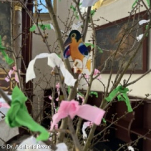 Der Osterbaum ist fertig geschmückt