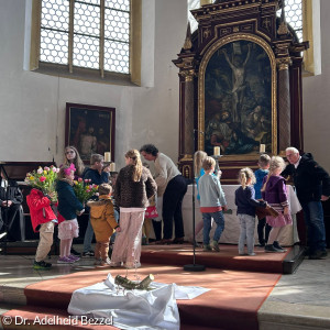 Die Kinder schmücken den Altar