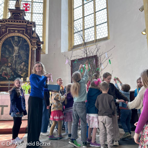 Die Kinder schmücken den Osterbaum