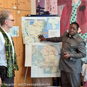 Pastor Mwasakilali zeigt auf einer Karte sein Land.
