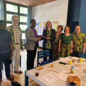 Gemeindemitglieder mit Bischof aus Tansania