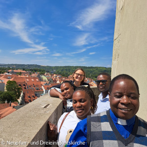 Selfie der Gruppen aus Tansania am Turm der Dreieinigkeitskirche